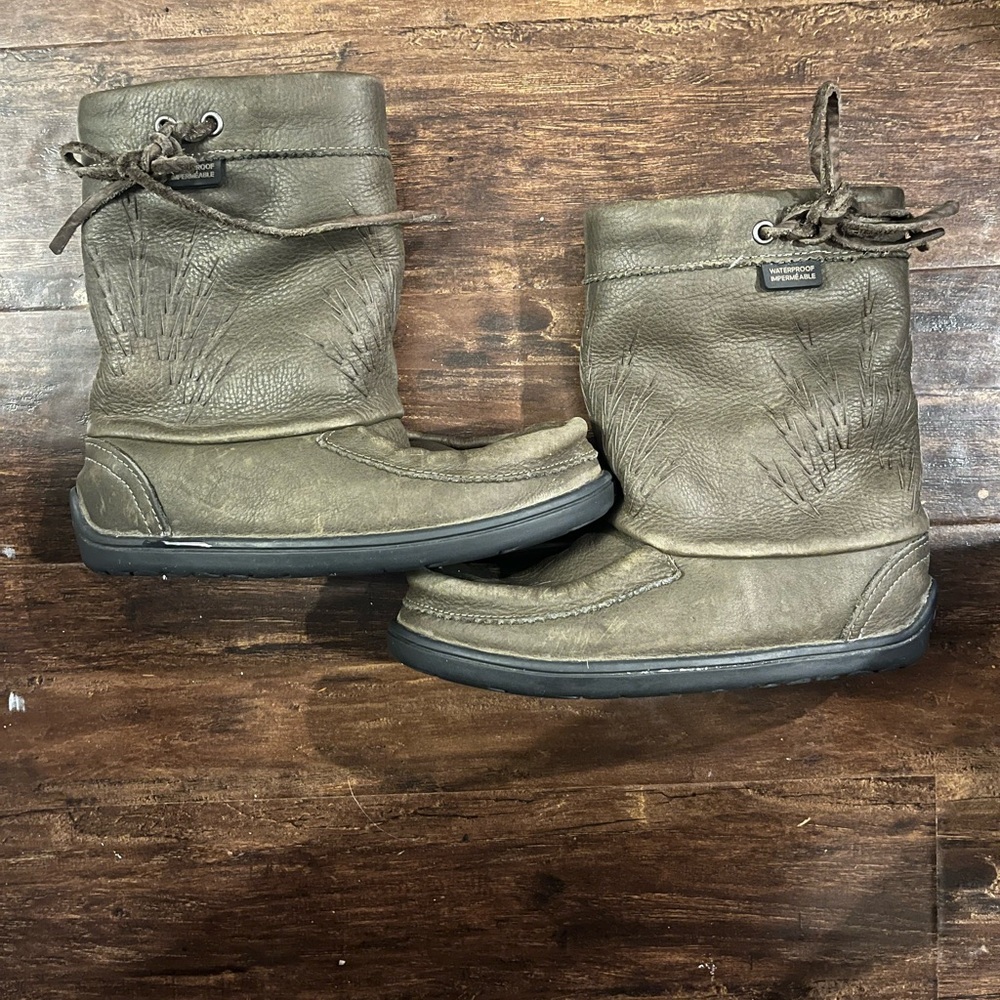 Youth 3 Manitobah Mukluk Leather Boots